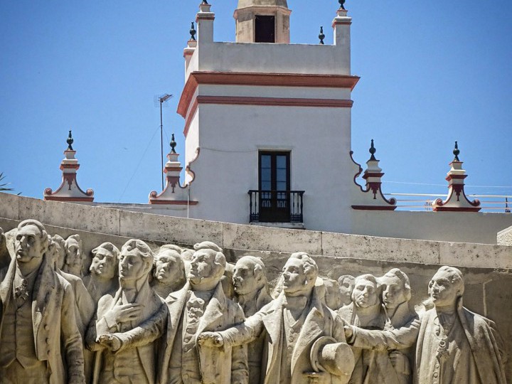 Una imagen del monumento que ofrece 'otra mirada' gana el concurso #CádizConstitucional